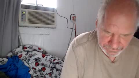 Snapshot of casinocam chatting on August 2, 1:42 pm CasinoCam online show from August 2, 1:42 pm