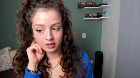 Snapshot of cassandra_caiin chatting on December 10, 9:43 pm Cassie online show from December 10, 9:43 pm