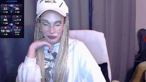 Snapshot of cassiemich chatting on December 13, 6:27 pm Cassie online show from December 13, 6:27 pm