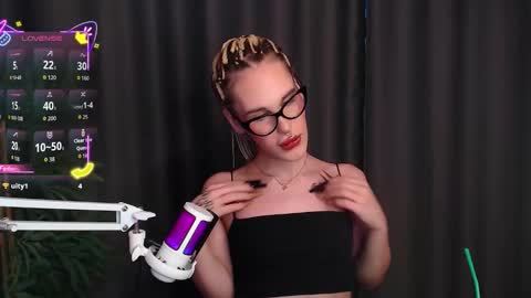 Snapshot of cassiemich chatting on December 17, 11:27 am Cassie online show from December 17, 11:27 am