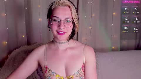 Snapshot of cassy_moore chatting on October 27, 7:51 pm Ellie online show from October 27, 7:51 pm