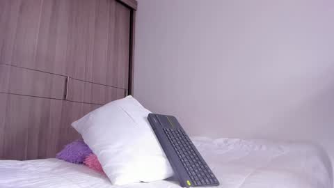 Snapshot of cata_n_cami chatting on December 8, 5:11 pm cata_n_cami online show from December 8, 5:11 pm