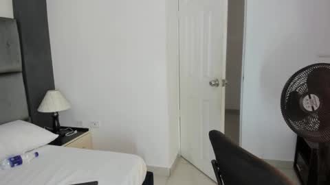 Snapshot of catleyasmith chatting on December 14, 12:32 pm Catleya online show from December 14, 12:32 pm