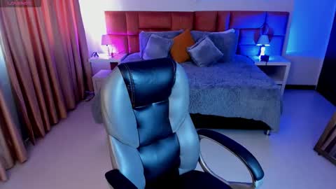 catti_brie_ online show from October 23, 11:53 am