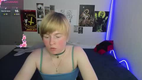 cattie_w_ online show from December 17, 1:22 am