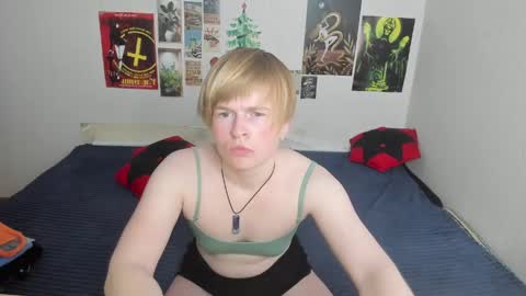 cattie_w_ online show from April 22, 1:08 am