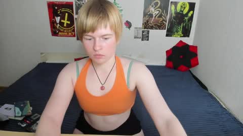 cattie_w_ online show from April 24, 1:41 am