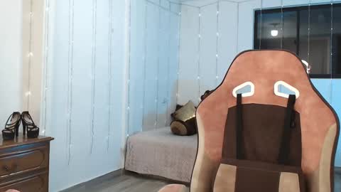 Snapshot of cattleya069 chatting on March 10, 2:17 am Cattleya you can tell me Leya too. online show from March 10, 2:17 am