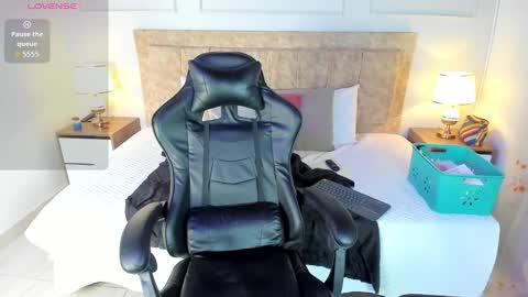 Snapshot of celeste_collinss_ chatting on December 1, 1:54 am celeste online show from December 1, 1:54 am