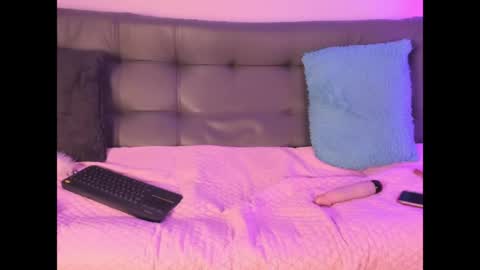 celeste_sky0 online show from April 22, 6:49 am