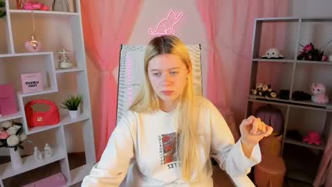 your cute kitty online show from April 24, 7:16 pm