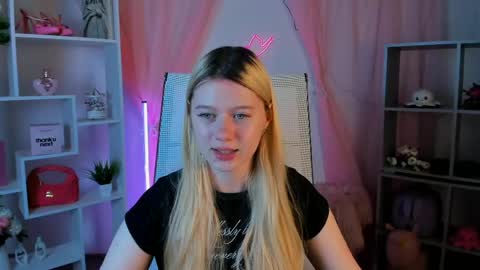 Snapshot of celestinemauriac chatting on May 5, 6:49 pm your cute kitty online show from May 5, 6:49 pm