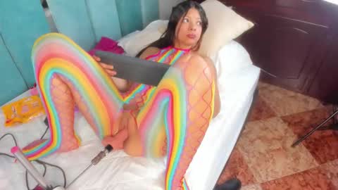 Snapshot of chaarlotte_09 chatting on December 17, 12:00 pm Charlotte online show from December 17, 12:00 pm