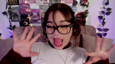 Snapshot of chaarlotte_1 chatting on May 3, 12:33 pm charlotte online show from May 3, 12:33 pm