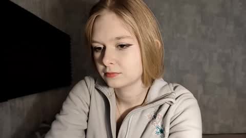 Snapshot of chanelledroz chatting on December 2, 7:14 am Lia online show from December 2, 7:14 am