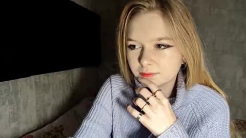 Snapshot of chanelledroz chatting on December 19, 7:26 am Lia online show from December 19, 7:26 am