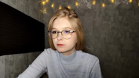 Snapshot of chanelledroz chatting on December 23, 7:06 am Lia online show from December 23, 7:06 am