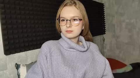 Snapshot of chanelledroz chatting on February 13, 7:15 am Lia online show from February 13, 7:15 am