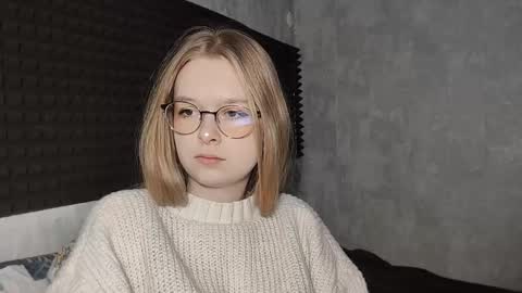 Snapshot of chanelledroz chatting on February 24, 7:39 am Lia online show from February 24, 7:39 am