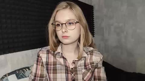 Snapshot of chanelledroz chatting on February 25, 8:24 am Lia online show from February 25, 8:24 am