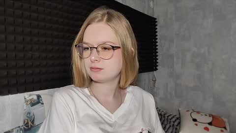 Snapshot of chanelledroz chatting on March 2, 6:47 am Lia online show from March 2, 6:47 am