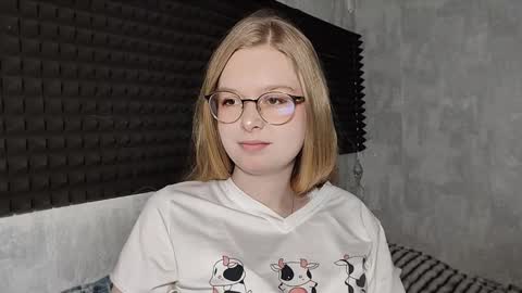 Snapshot of chanelledroz chatting on March 2, 7:15 am Lia online show from March 2, 7:15 am