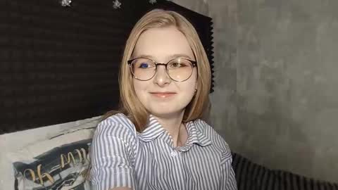 Snapshot of chanelledroz chatting on March 6, 5:37 am Lia online show from March 6, 5:37 am