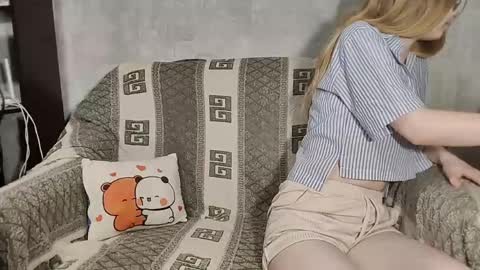 Snapshot of chanelledroz chatting on March 16, 7:23 am Lia online show from March 16, 7:23 am