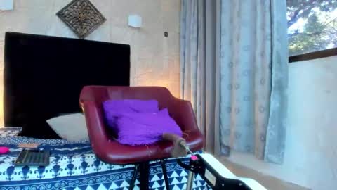 Snapshot of chanellejohnson_ chatting on February 5, 8:24 pm chanellejohnson_ online show from February 5, 8:24 pm