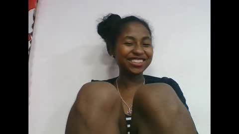 Snapshot of chantale483461 chatting on May 16, 10:36 am chantale483461 online show from May 16, 10:36 am