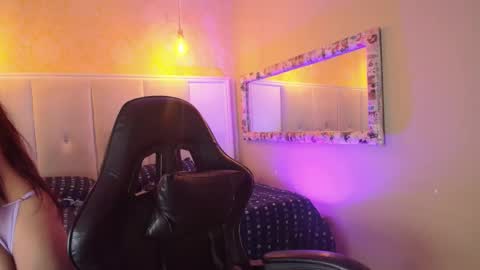  chantalpetit  online show from April 21, 6:23 pm