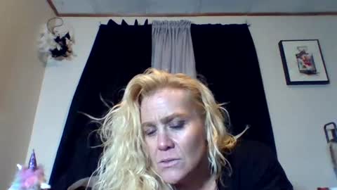 Ms. Behaving online show from October 10, 11:09 am