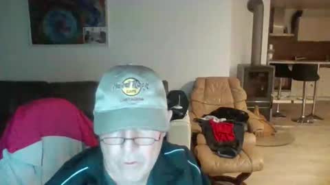 Snapshot of charles6064 chatting on May 9, 10:26 pm charles6064 online show from May 9, 10:26 pm