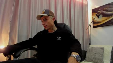 charlie_foxie online show from April 2, 8:17 pm