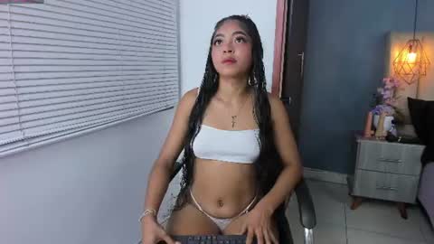 Snapshot of charlothe_01 chatting on June 16, 10:45 pm Charlot online show from June 16, 10:45 pm