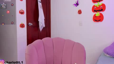 Snapshot of charlott25_ chatting on October 21, 3:18 am charlott online show from October 21, 3:18 am
