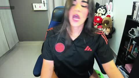 Snapshot of charlott__v chatting on June 23, 8:18 pm Valery online show from June 23, 8:18 pm
