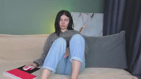 Snapshot of charlotte_daly chatting on September 25, 4:27 am Charlotte online show from September 25, 4:27 am