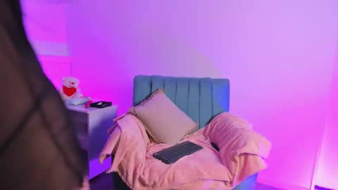 Charlottee01  online show from February 18, 11:17 am