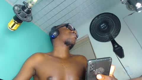 Snapshot of charly_vergonti_ chatting on December 16, 3:00 pm charly_vergonti_ online show from December 16, 3:00 pm