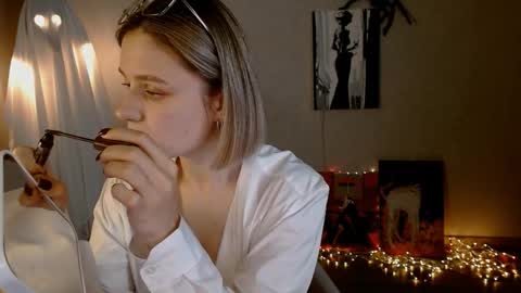 Snapshot of charming_beauty chatting on October 28, 3:21 am Michelle online show from October 28, 3:21 am