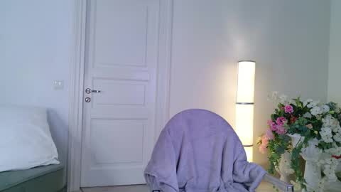 Snapshot of charming_ruru chatting on April 5, 6:10 am Ruru online show from April 5, 6:10 am