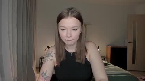 Em online show from January 1, 7:10 pm