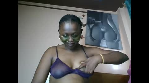 Snapshot of cheeky_charms chatting on May 26, 8:21 am cheeky_charms online show from May 26, 8:21 am