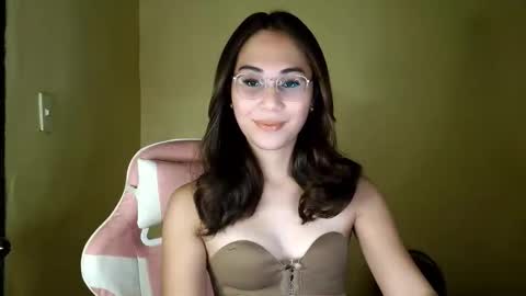 Snapshot of chelly4u69 chatting on May 16, 2:41 am chelly4u69 online show from May 16, 2:41 am