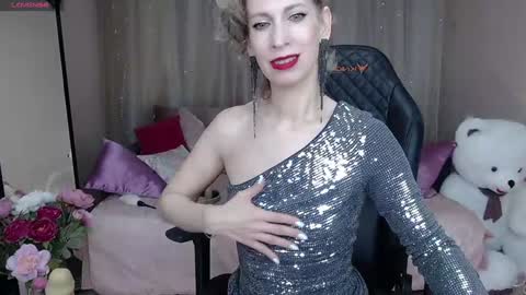 Snapshot of cherishsia chatting on December 6, 5:20 am Adriana online show from December 6, 5:20 am