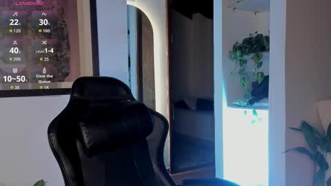 Snapshot of cherrybr_ chatting on December 4, 2:10 am Cherry Lady online show from December 4, 2:10 am