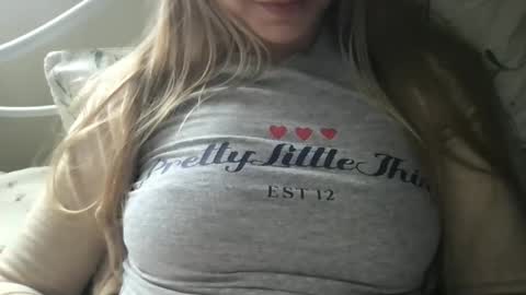 cherryflavorxx online show from March 19, 4:22 pm