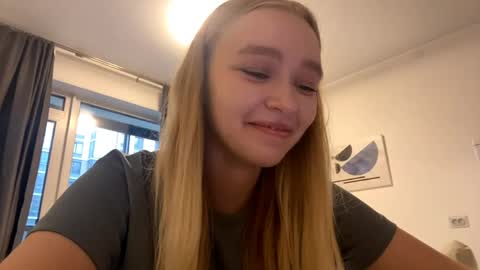 Lei online show from April 25, 3:42 pm