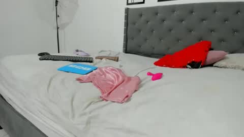 Snapshot of chey_petite chatting on November 7, 2:22 am chey_petite online show from November 7, 2:22 am